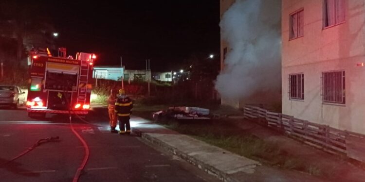Incêndio em apartamento mobiliza Corpo de Bombeiros e moradores são retirados de prédio em Alfenas