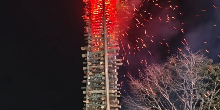 Fogueira marca abertura da tradicional Festa de São João Batista no Gravatá, em Passos