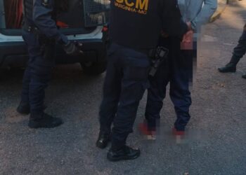 Homem é preso após se envolver em acidente e reagir a abordagem em Varginha