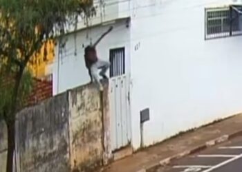 Homem invade base do SAMU e furta notebook em Passos (MG)