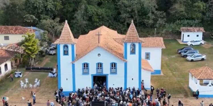 Uma das igrejas mais antigas de Minas reabre