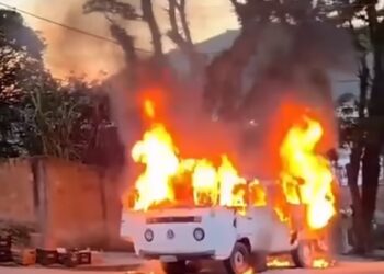 Kombi fica completamente destruída após incêndio em rua de Poços de Caldas