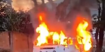Kombi fica completamente destruída após incêndio em rua de Poços de Caldas