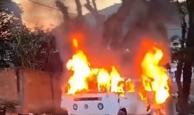 Kombi fica completamente destruída após incêndio em rua de Poços de Caldas