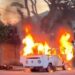 Kombi fica completamente destruída após incêndio em rua de Poços de Caldas