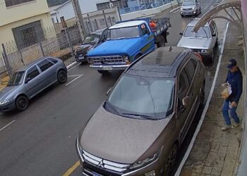 VÍDEO | Suspeito furta produtos de comércio no Centro de Andradas