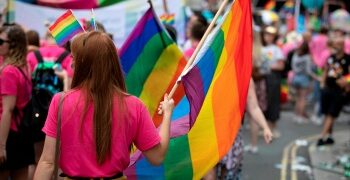 Justiça do Trabalho condena empresa a indenizar mulher trans por restrição do uso de banheiro feminino e práticas discriminatórias
