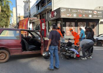 Motociclista fica ferida após colisão com carro em cruzamento de Alfenas