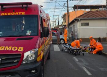 Gestante e criança ficam feridas em acidente entre carro e motocicleta no Centro de Alfenas