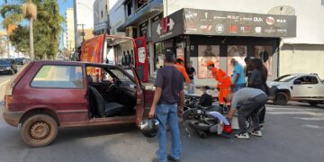 Motociclista fica ferida após colisão com carro em cruzamento de Alfenas