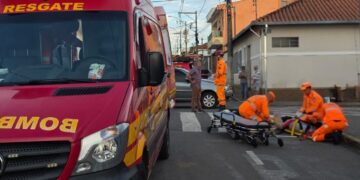 Gestante e criança ficam feridas em acidente entre carro e motocicleta no Centro de Alfenas