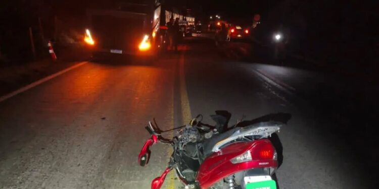 Motociclista morre após colisão frontal com carro na LMG-877, em Poços de Caldas
