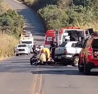 Mulher morre e três pessoas ficam feridas em grave colisão frontal na MG-341, em Piumhi (MG)
