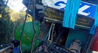 Acidente entre caminhão e ônibus de romeiros deixa duas mortes e mais de 20 feridos na BR-267