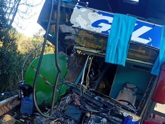 Acidente entre caminhão e ônibus de romeiros deixa duas mortes e mais de 20 feridos na BR-267