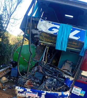 Acidente entre caminhão e ônibus de romeiros deixa duas mortes e mais de 20 feridos na BR-267