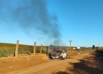 VÍDEO | Palio Weekend é destruído por incêndio próximo à entrada da Fazenda Monte Cristo, entre Carmo e Itaci