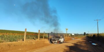 VÍDEO | Palio Weekend é destruído por incêndio próximo à entrada da Fazenda Monte Cristo, entre Carmo e Itaci