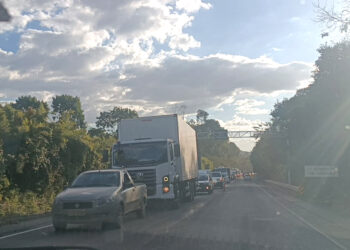 Obras na rodovia entre Muzambinho e Monte Belo causam lentidão e filas de até 3 quilômetros
