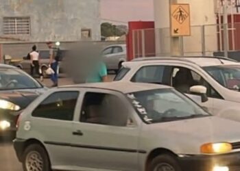 Acidente entre dois carros é registrado em frente a supermercado em Alfenas