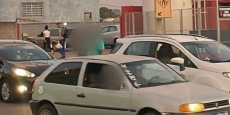 Acidente entre dois carros é registrado em frente a supermercado em Alfenas