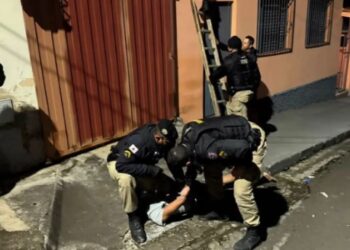 Suspeito foge da polícia por telhados de residências e é preso em Passos
