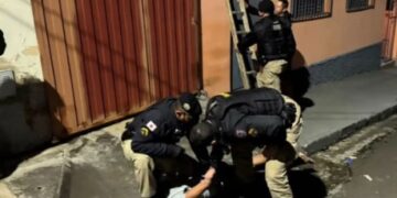 Suspeito foge da polícia por telhados de residências e é preso em Passos
