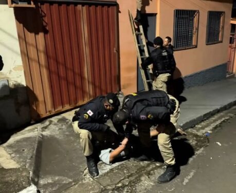 Suspeito foge da polícia por telhados de residências e é preso em Passos