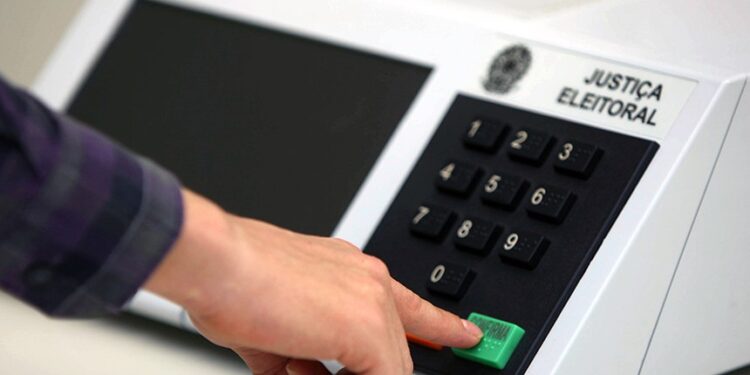 Eleitores fora da cidade poderão solicitar voto em trânsito a partir desta segunda-feira (20)