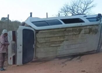 Van com trabalhadores rurais capota em estrada de terra na zona rural de Ibiraci; uma pessoa fica ferida