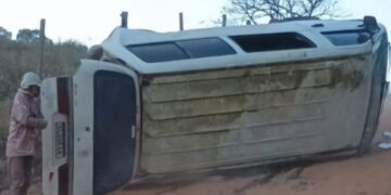 Van com trabalhadores rurais capota em estrada de terra na zona rural de Ibiraci; uma pessoa fica ferida