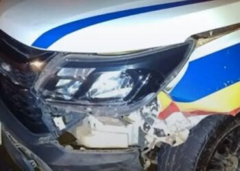 Viatura da Polícia Militar é atingida por picape durante tentativa de abordagem na MGC-491, em Alfenas