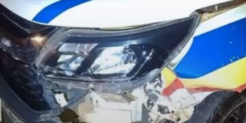 Viatura da Polícia Militar é atingida por picape durante tentativa de abordagem na MGC-491, em Alfenas