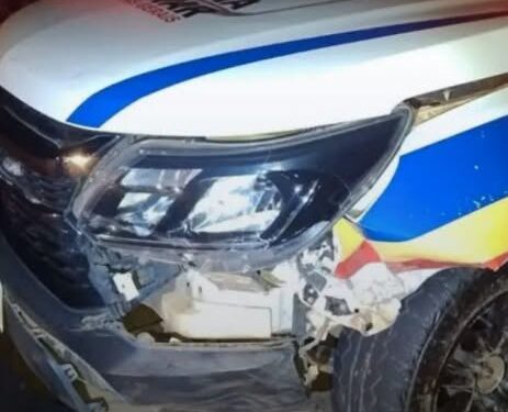 Viatura da Polícia Militar é atingida por picape durante tentativa de abordagem na MGC-491, em Alfenas