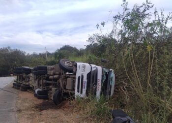 Caminhoneiro fica gravemente ferido após tombamento de carreta na MG-179