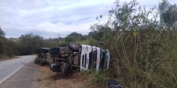 Caminhoneiro fica gravemente ferido após tombamento de carreta na MG-179