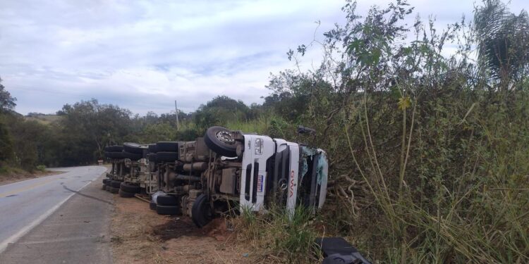 Caminhoneiro fica gravemente ferido após tombamento de carreta na MG-179