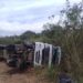 Caminhoneiro fica gravemente ferido após tombamento de carreta na MG-179