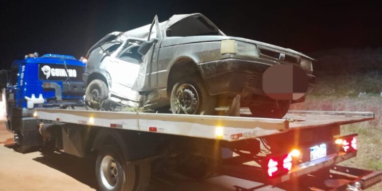 Motorista fica ferida após carro sair da pista e cair em ribanceira na MG-184