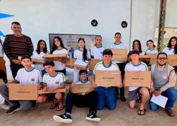 Alunos do 9º ano da rede municipal de Carmo do Rio Claro recebem notebooks para apoio aos estudos