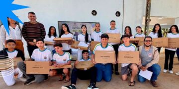 Alunos do 9º ano da rede municipal de Carmo do Rio Claro recebem notebooks para apoio aos estudos