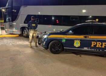 Ônibus com 34 passageiro e sinais de adulteração é apreendido pela PRF na BR-381