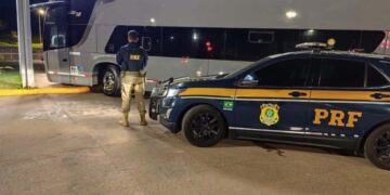 Ônibus com 34 passageiro e sinais de adulteração é apreendido pela PRF na BR-381