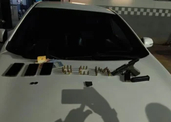 Denúncia anônima leva à prisão de suposto líder do PCC em carro clonado e furtado