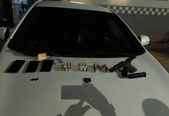 Denúncia anônima leva à prisão de suposto líder do PCC em carro clonado e furtado