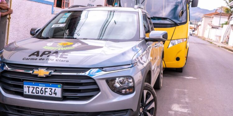 APAE de Carmo do Rio Claro recebe micro-ônibus e caminhonete para ampliar atendimento