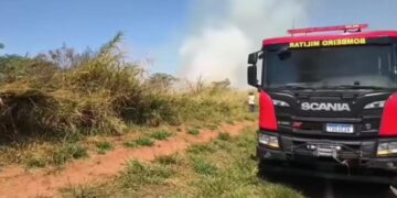 VÍDEO: Incêndio às margens de rodovia em Serrania mobiliza bombeiros por mais de quatro horas
