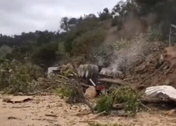 VÍDEO: Caminhoneiro perde o controle, bate em barranco e tomba caminhão no Sul de Minas