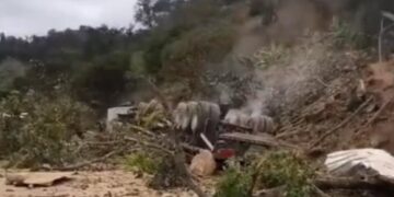 VÍDEO: Caminhoneiro perde o controle, bate em barranco e tomba caminhão no Sul de Minas