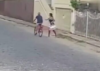 VÍDEO: Mulher é presa suspeita de matar idoso de 81 anos com faca